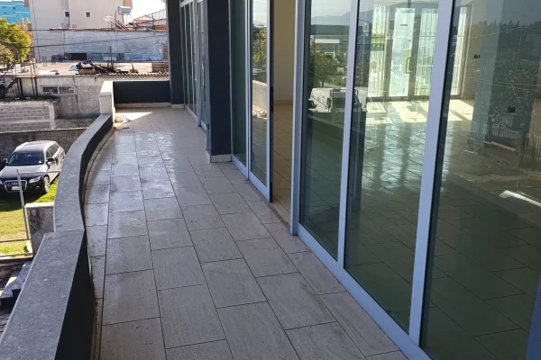 Ambient biznesi me qera 3+1 ne Tirane - 50,000 Leke