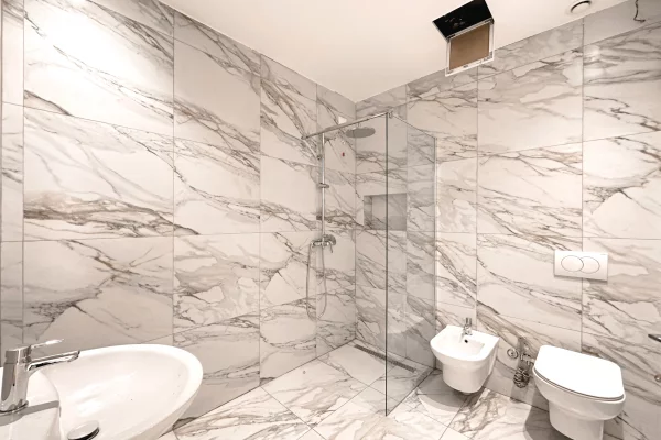 Shtepi ne shitje Apartament ne Tirane, 2+1, Mobilimi Bosh, pa mobiluar, Pagesa 448,000  Euro.