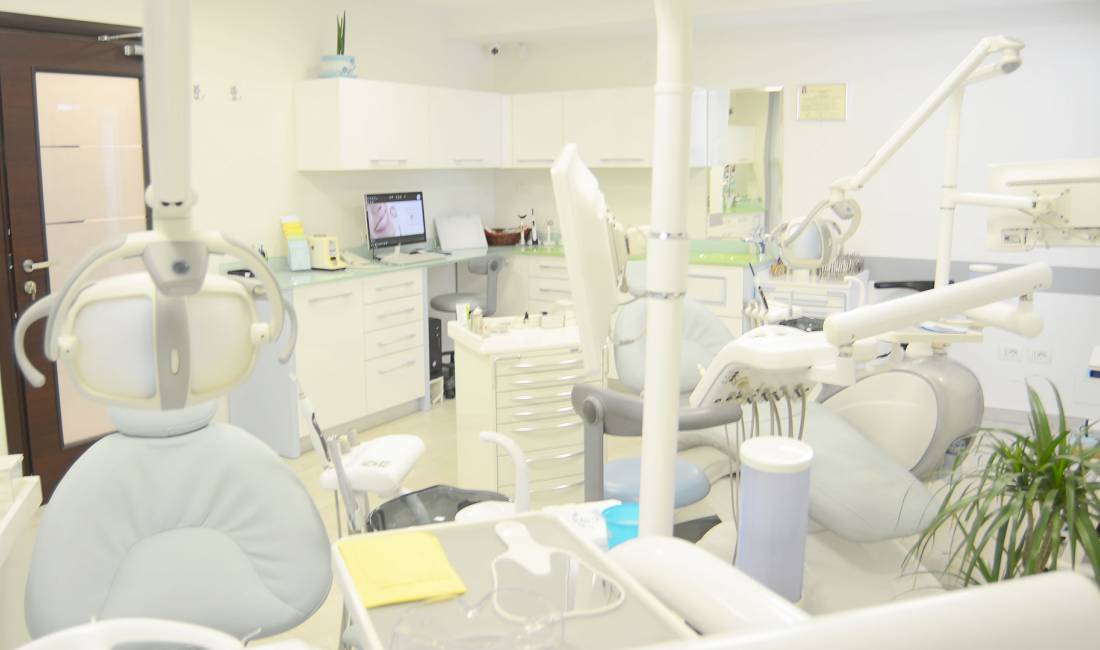 Klinika Tot i& Gurakuqi orfon sherbime te specializuara ne Panoramx, Terapi, Pedodonti, Kirurgji Orale, Implatologji, Protezim Dentar etj.