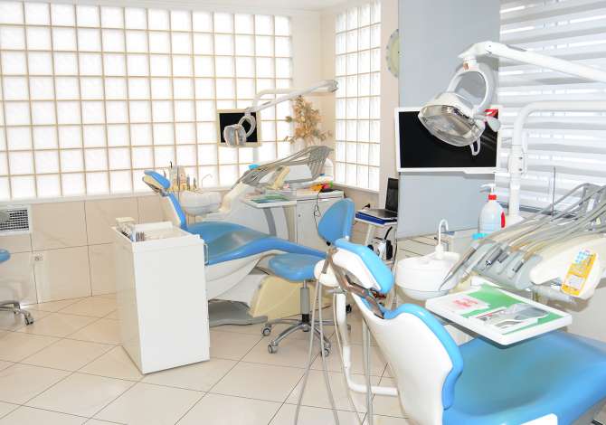 Klinika Tot i& Gurakuqi orfon sherbime te specializuara ne Panoramx, Terapi, Pedodonti, Kirurgji Orale, Implatologji, Protezim Dentar etj.