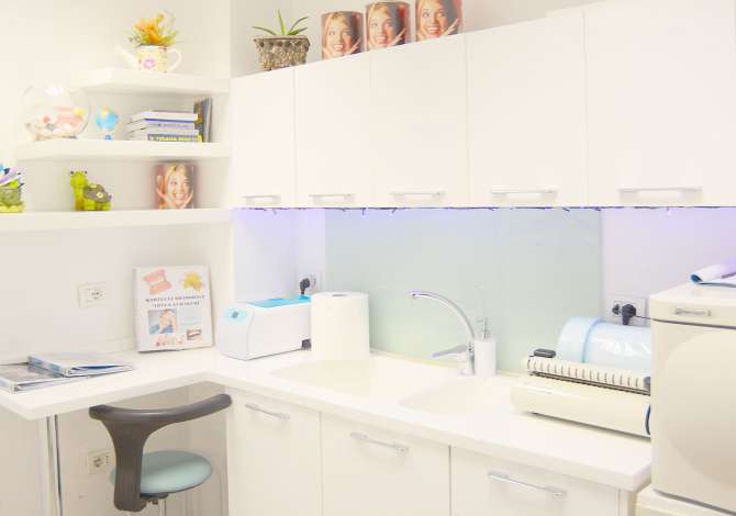 Klinika Tot i& Gurakuqi orfon sherbime te specializuara ne Panoramx, Terapi, Pedodonti, Kirurgji Orale, Implatologji, Protezim Dentar etj.