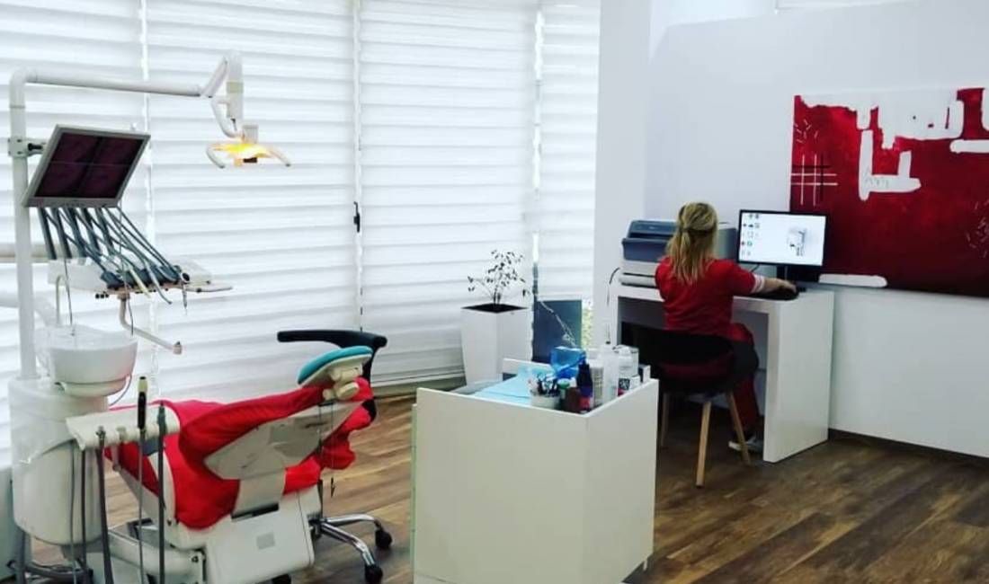 Klinika Dentare Universal me sherbime dentare terapeutike, kirurgjikale dhe estetike. Vizita GRATIS