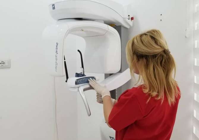 Klinika Dentare Universal me sherbime dentare terapeutike, kirurgjikale dhe estetike. Vizita GRATIS