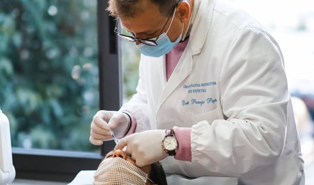 Klinika estetike  ofron sherbime si Rinoplastika, Otoplastika, Lifting i fytyres, Transplant i fokeve etj.