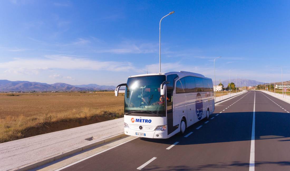 Agjensia e udhetimit ofron transport ne destinacionet nderkombetare per linjat e regullta: ATHINE, SELANIK, KATERINI dhe STAMBOLL