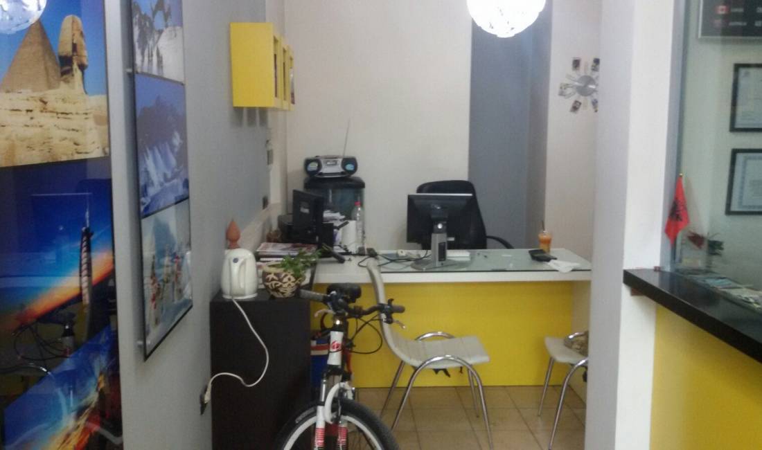 Agjensi e mirenjohur e udhetimeve ofron bileta udhetimie, rezervime ne hotele etj.