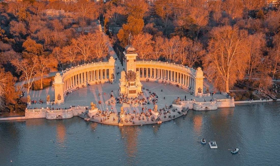 Agjenci Udhetimi e Turizmi me programe kulturore, guida me avion, ski etj. 