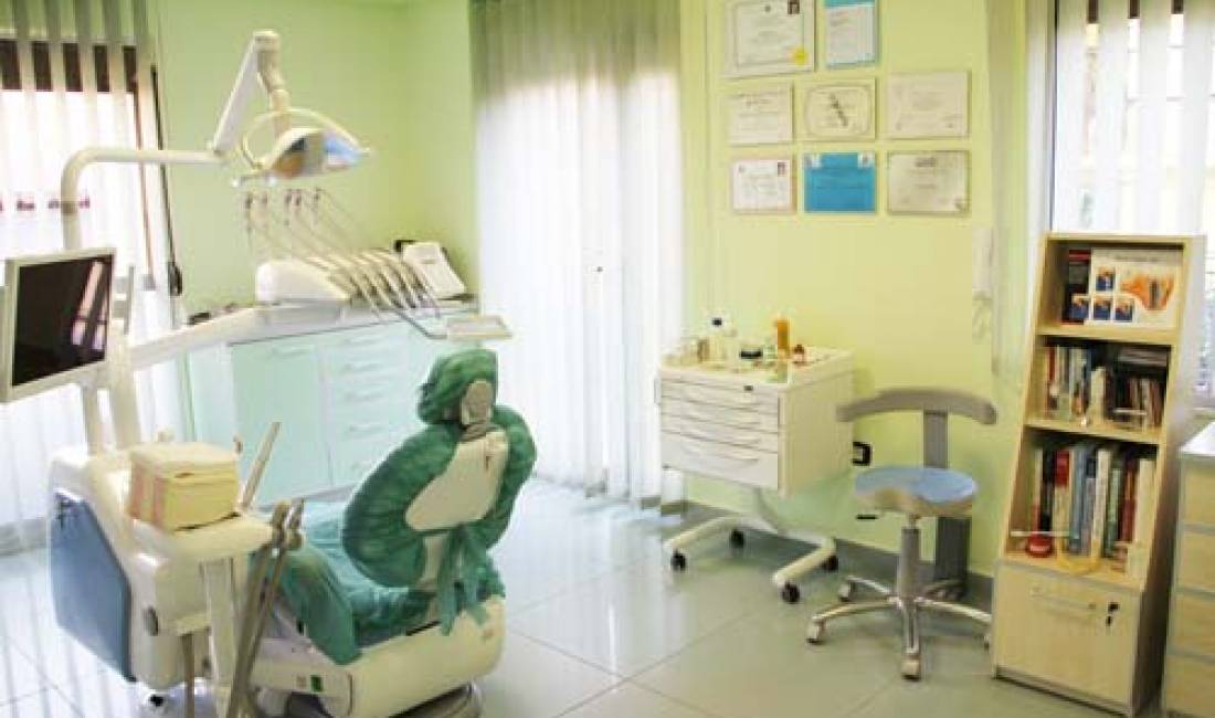 Klinika dentare Vrioni ofron sherbime te specializuara ne Stomatologji parandaluese, Diagnostikimi Radiologjik, Implantogji, Ortodoncia, Kirurgji orale etj.