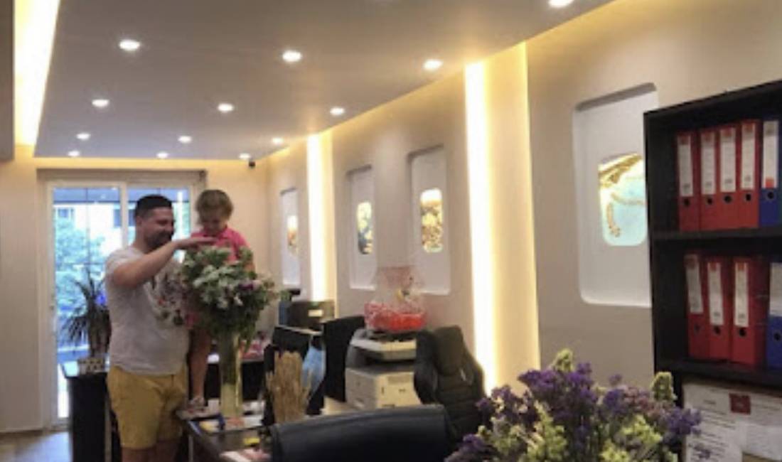 Agjensi udhetimi ju ofron bileta avioni, autobusi, paketa turistike, siguracione shendeti etj.