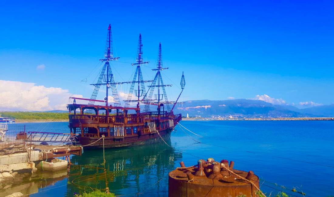 Ofrojme udhetime turistike me anije dhe gomone ne ishullin e Sazanit dhe Karaburun