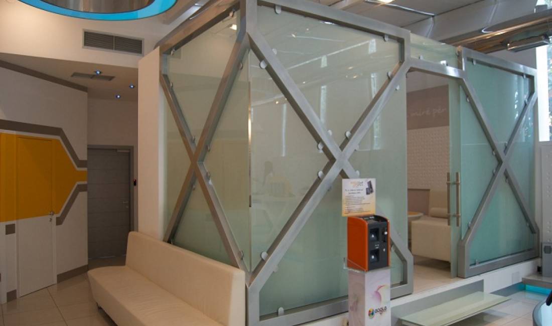 Ofrojme punime xhami dhe duralumini, sherbime si fasada xhami, te ventiluara, te strukturuara; xhama termik, akustik etj.