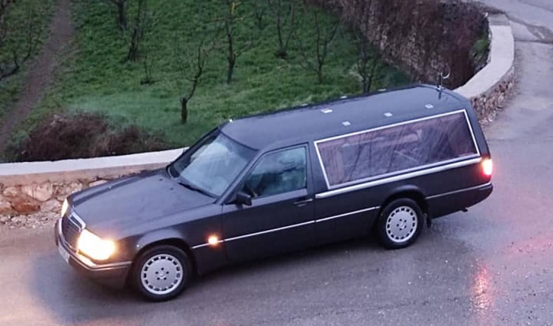 Agjensi Funeralesh ofron Sherbime Funerale brenda dhe jashte vendit dhe Varre te te gjitha llojeve me punime Mermeri dhe Graniti