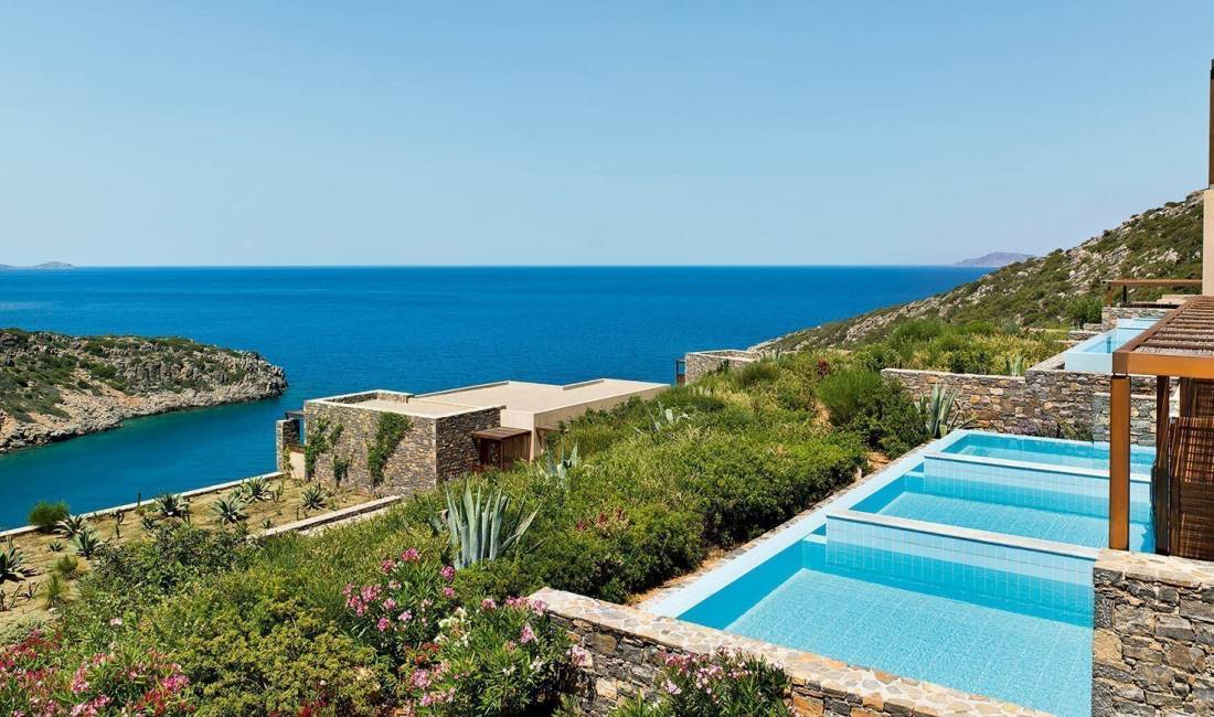 Agjensia e udhetimit ofrn udhetime me traget, avion charter, rezervime hoteli etj.