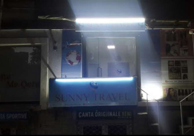 Agjensia e udhetimit ofrn udhetime me traget, avion charter, rezervime hoteli etj.