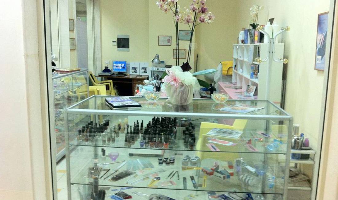 Estetika e Thonjve, e certifikuar ne Hong Kong, ofron sherbime per thonj me Gel, Manikyr Gel, Trajtim te plote Manikyr dhe Pedikyr