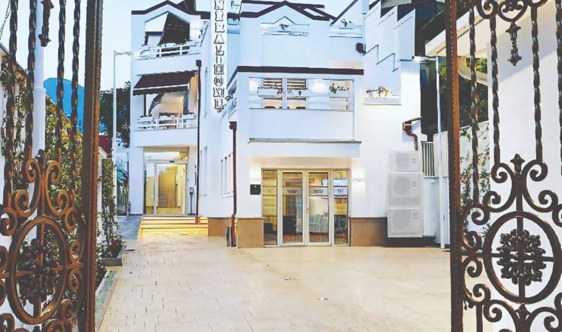 Agjensi Funerale ofron sherbimin e Transportit funeral, Ceremoni Mortore, Autofuneral Luksoz