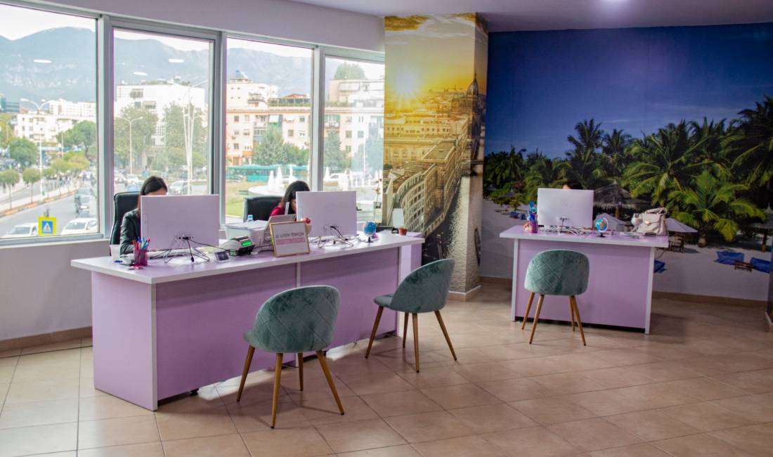 Agjensi udhetimi ofron bileta avioni/trageti/autobusi; paketa/guida turistike. 