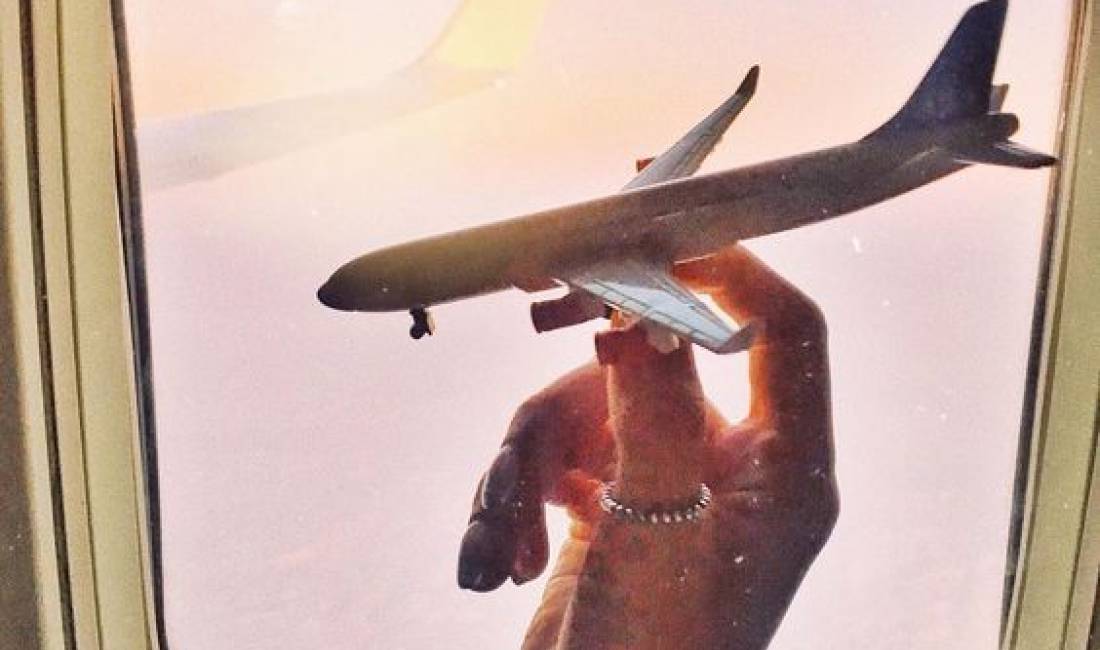 Agjensi Udhetimi ofron bileta avioni/trageti/autobusi. 