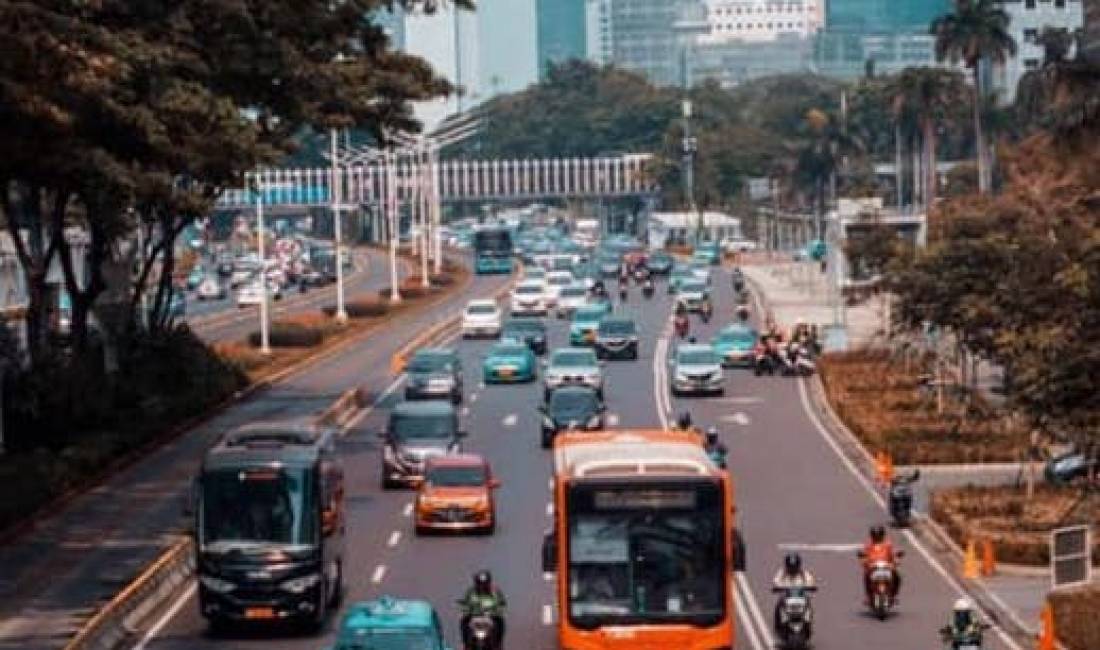 Agjensi udhetimesh ofron bileta autobusi, trageti, avioni, rezervime hoteli dhe paketa turistike