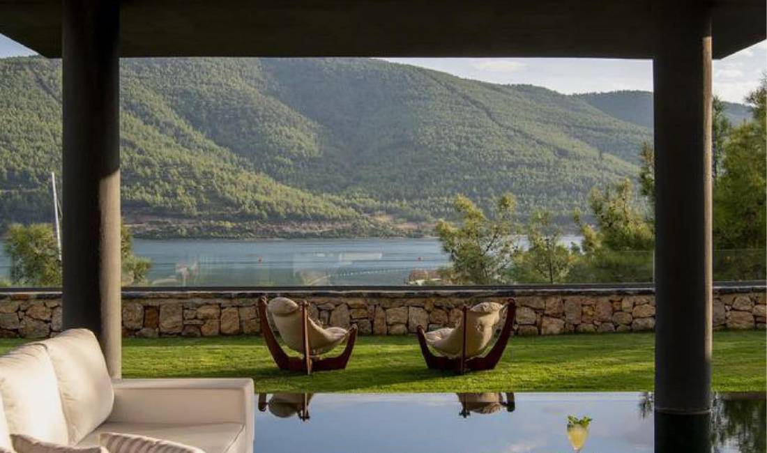 Agjensi turistike ofron bileta avioni. trageti, autobusi, rezervim hoteli, transferta te ndryshme etj.