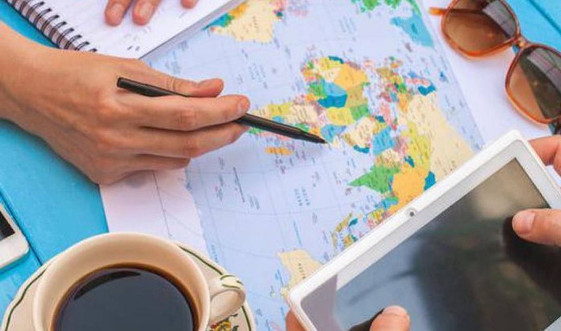 Agjensi udhetimi ofron paketa turistike dhe makina me qera