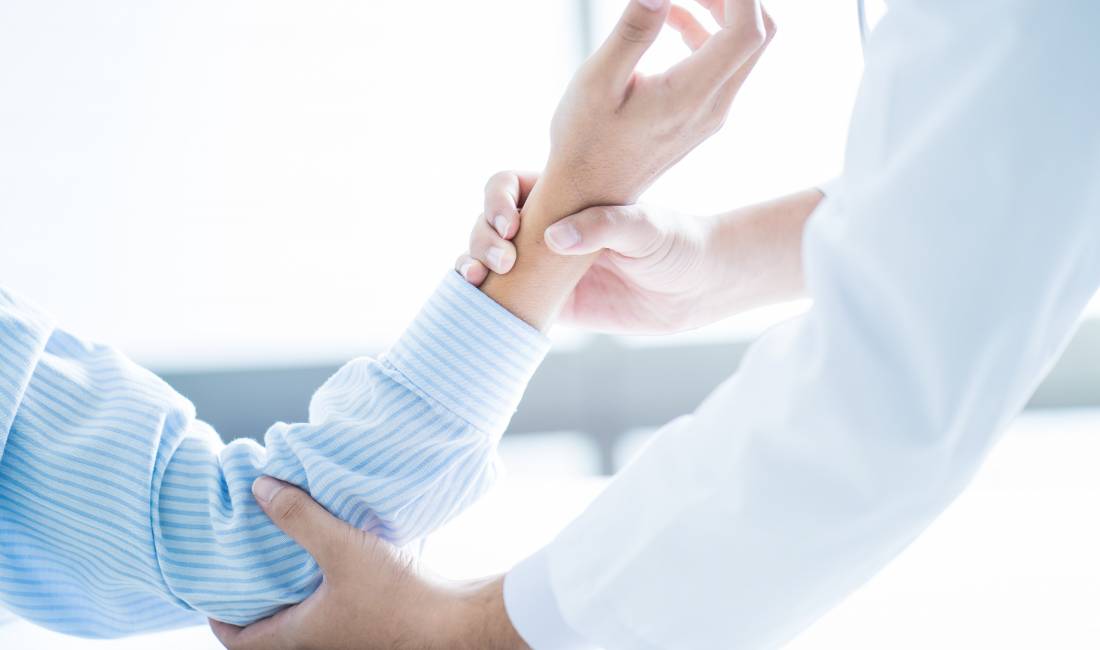 Klinike Fiziterapie Iva dhe Bledi ofro trajtime per Dhimbje Mesi, Qafe, Probleme te Kolones Demtime Sportive, Kockore dhe Probleme Neurologjike