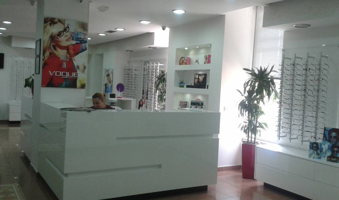 Klinika e syrit Laser Eye Clinic ofron sherbim ne Implnatim te  Lenteve Cache dhe Torike, Operacione Antiglaukomatoze etj.