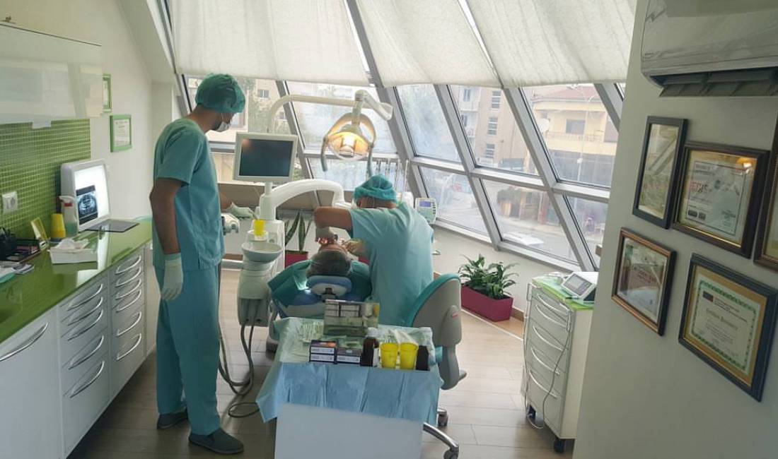 Klinik Dentare dhe Laborator Ndriodent ofron sherbim per Terapi, Endodonti, Kirurgji, Ortopedi, Implantologji dhe Ortodonci