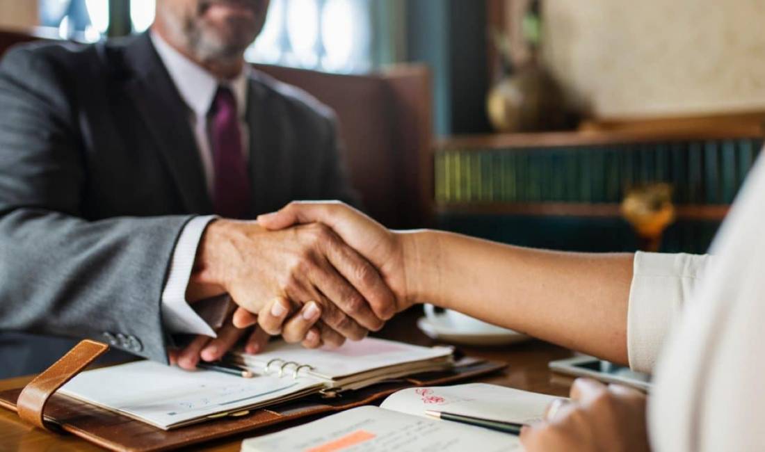 Zyre avokatie, asiston me sherbime ligjore, financiare prej disa vitesh. 