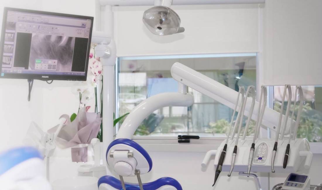 Klinika Dentare Brahimllari ofron sherbime per Zbardhim, Heqje gurezash, Heqje dhembi/dhembale, Implante 