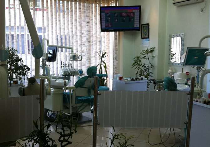 Klinika dentare Xholi ju ofron nje game sherbimesh cilesore per Mbushje, Impante, Zbardhim, Heqje etj.