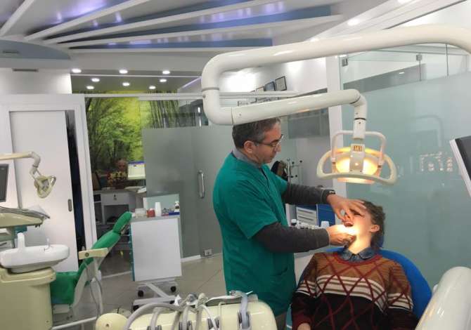 Klinika dentare Xholi ju ofron nje game sherbimesh cilesore per Mbushje, Impante, Zbardhim, Heqje etj.