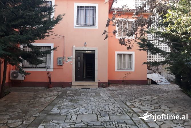 Ambiente Commerciale in Affitto 3+1 a Tirana - 1,000 Euro