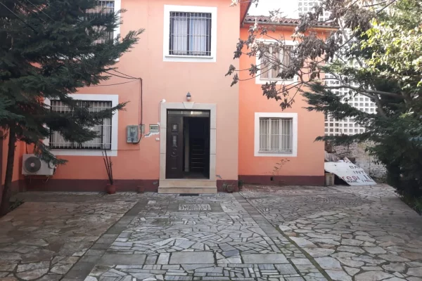 Ambient biznesi me qera 4+1 ne Tirane - 1,200 Euro