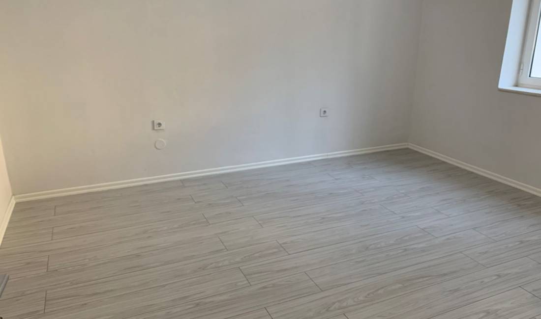 Ambient biznesi 75 m2 NETO per shitje perball shkolles Harry Fultz