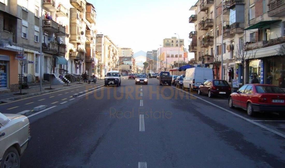 Dyqan per shitje tek Rruga Barrikadave