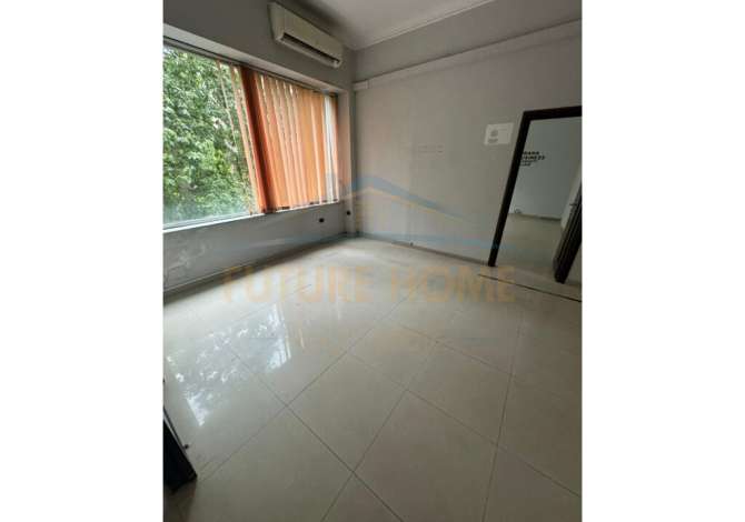 Ambient per zyre me qera tek Rruga Kavajes