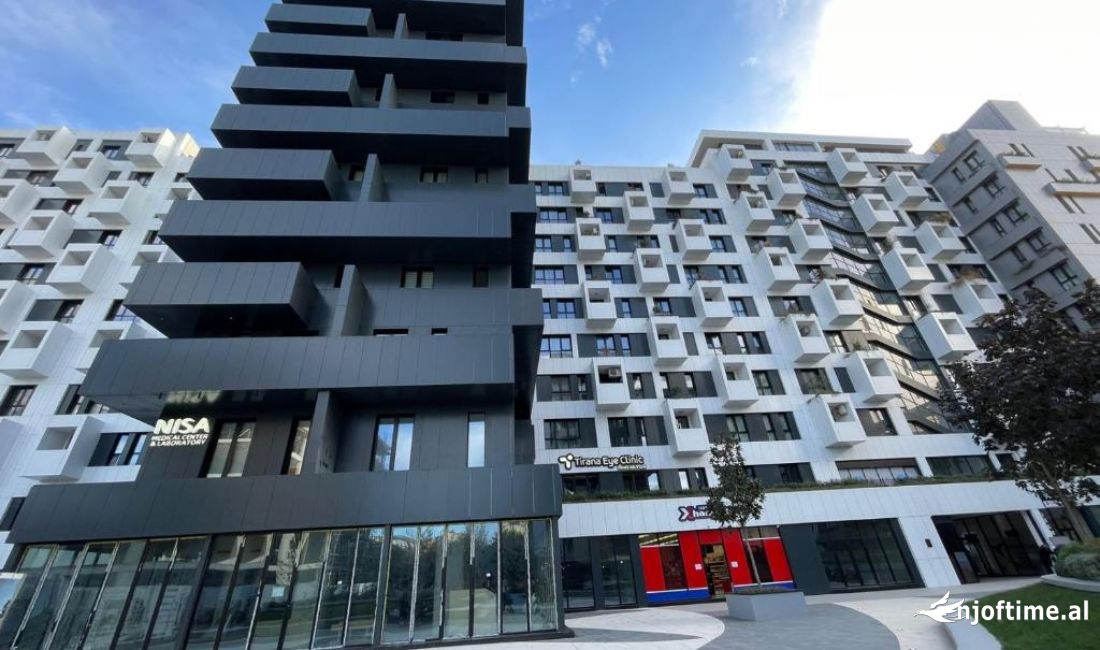 Super ambient per zyra per qera tek Square 21,  21 dhjetori