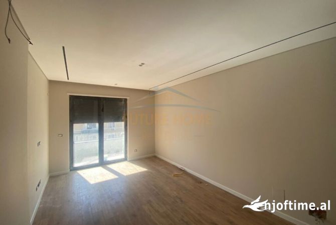 Ambient 2+1+2+post parkimi per zyra tek stacioni i trenit,Rruga Karl Gega