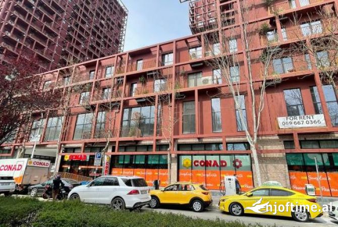 Ambiente Commerciale in Affitto 3+1 a Tirana - 9,200 Euro