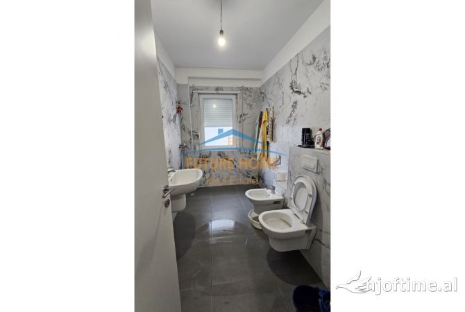 Ambient per zyra per  qera ne qender tek Kafe Flora