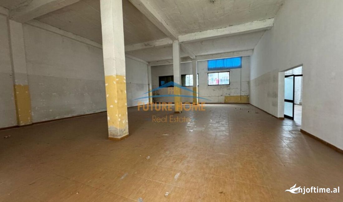 Qera, Magazine, Rruga 5 Maji.