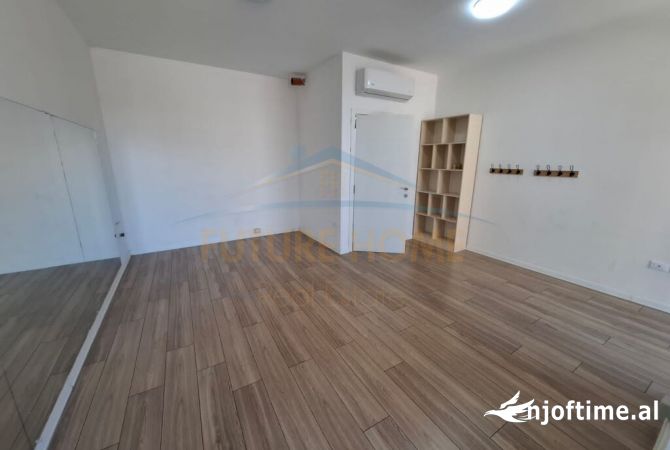Ambiente Commerciale in Affitto 3+1 a Tirana - 1,500 Euro
