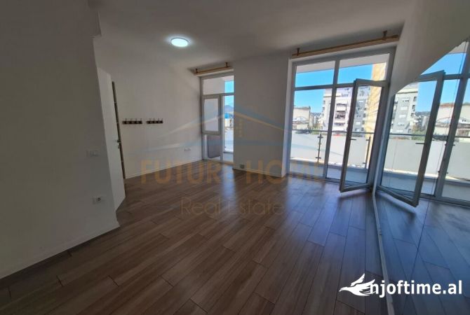 Ambiente Commerciale in Affitto 3+1 a Tirana - 1,500 Euro