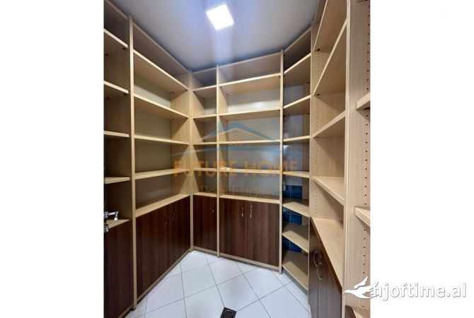 Ambiente Commerciale in Affitto 3+1 a Tirana - 1,200 Euro