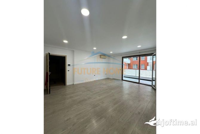 Ambiente Commerciale in Affitto 3+1 a Tirana - 1,200 Euro