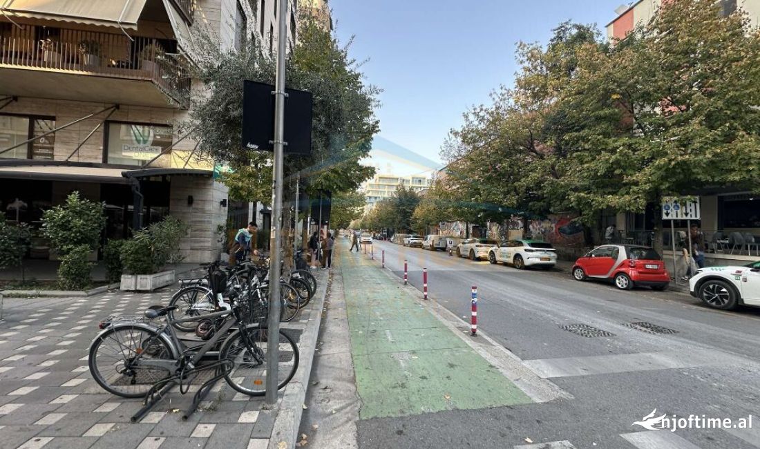 Shitet, Ambient Biznesi, Rruga Ibrahim Rugova.