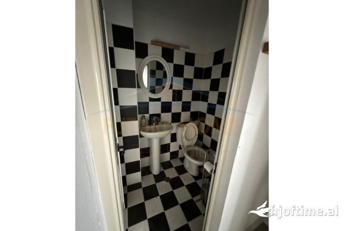 Ambiente Commerciale in Affitto 3+1 a Tirana - 1,000 Euro