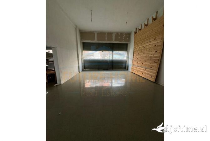 Ambiente Commerciale in Affitto 3+1 a Tirana - 1,000 Euro