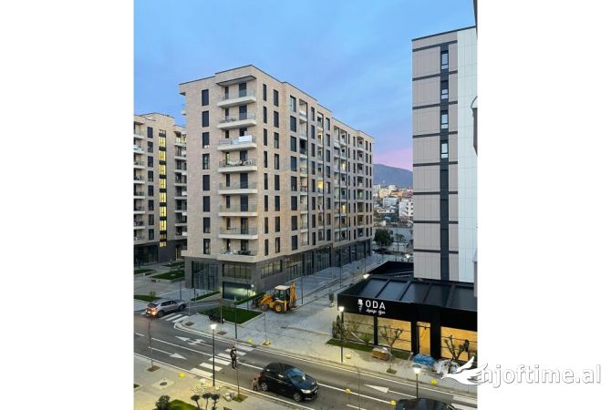 Ambiente Commerciale in Affitto 3+1 a Tirana - 1,150 Euro